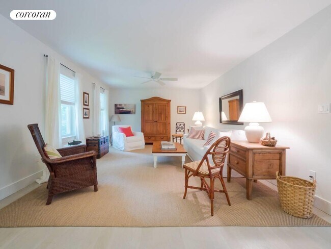 19 Lafayette Pl in East Hampton, NY - Building Photo - Building Photo