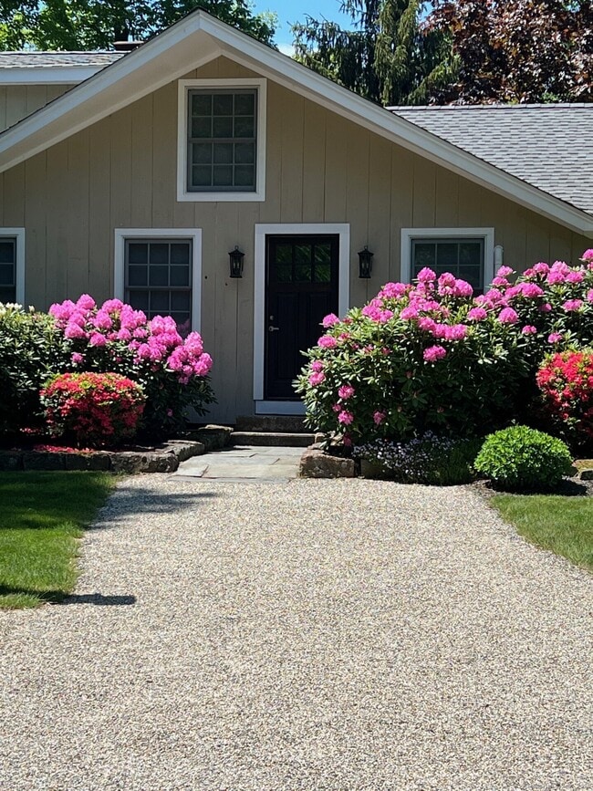 30 Whiting Farm Rd in Branford, CT - Building Photo - Building Photo