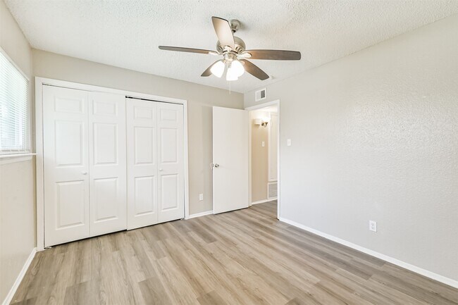 5646 Birchmont Dr in Houston, TX - Building Photo - Building Photo