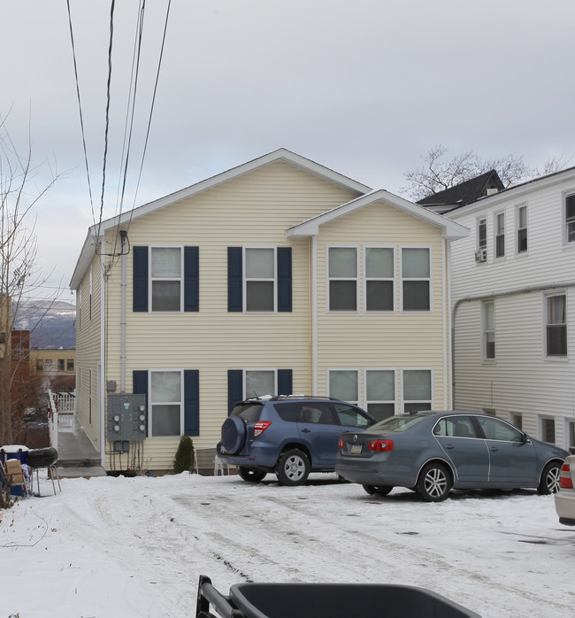 738 Madison Ave in Scranton, PA - Foto de edificio - Building Photo