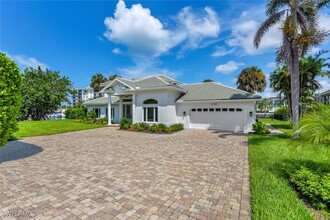 215 Mooring Line Dr in Naples, FL - Building Photo - Building Photo