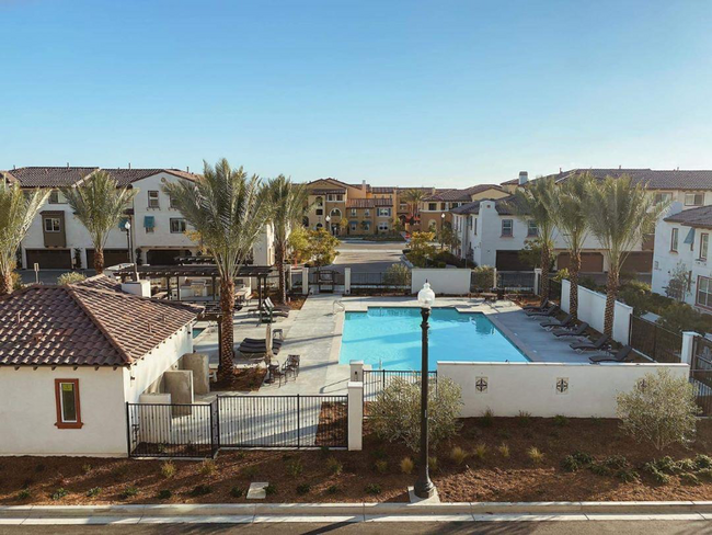 338 Dominguez St in Camarillo, CA - Building Photo - Building Photo