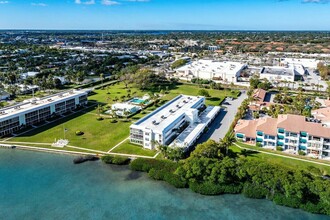 100 Waterway Rd in Jupiter, FL - Foto de edificio - Building Photo