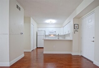 4360 NW 107th Ave in Doral, FL - Foto de edificio - Building Photo