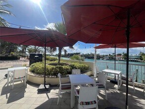 5600 Collins Ave in Miami Beach, FL - Foto de edificio - Building Photo