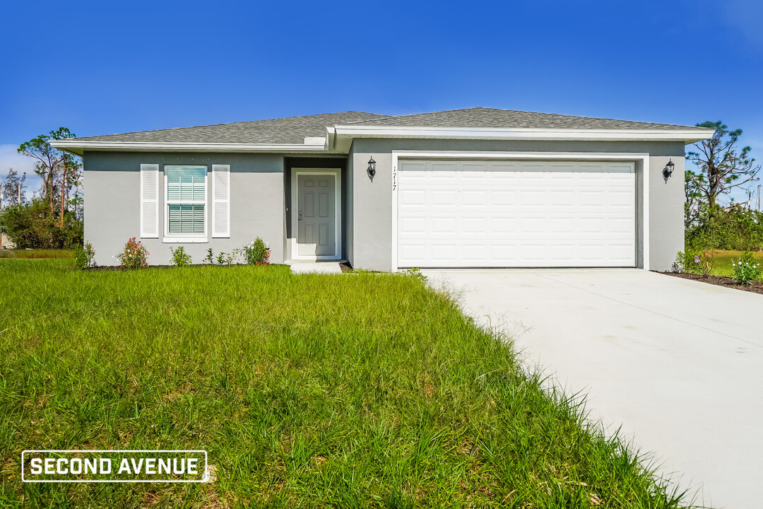 1717 NE 40th Ln in Cape Coral, FL - Foto de edificio