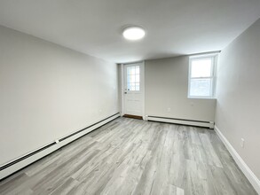 174 Bolton St, Unit #1 in Boston, MA - Building Photo - Building Photo