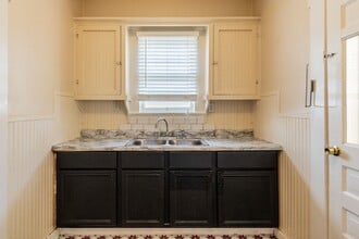 839 W Russell Pl in San Antonio, TX - Building Photo - Building Photo