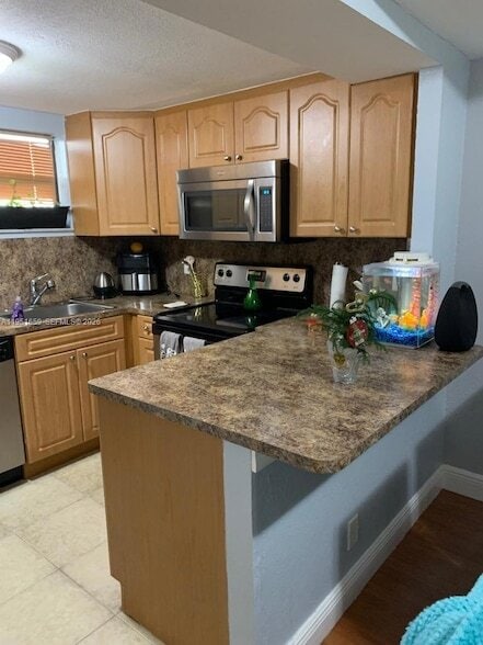 8290 Lake Dr, Unit 502 in Doral, FL - Building Photo - Building Photo