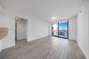 999 SW 1st Ave, Unit 3111 in Miami, FL - Building Photo