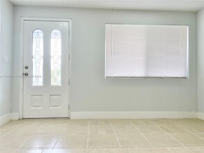 430 NW 51st Ave-Unit -Front in Miami, FL - Building Photo - Building Photo
