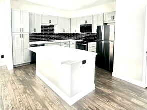 62 Woodland Hills Dr, Unit B in Conroe, TX - Building Photo - Building Photo