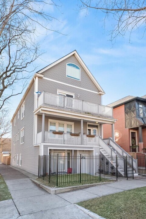 1901 W Fletcher St in Chicago, IL - Building Photo