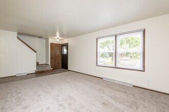 2621 N 122nd St in Wauwatosa, WI - Building Photo - Building Photo