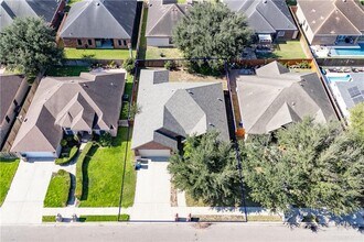 923 Loyola Dr in Edinburg, TX - Foto de edificio - Building Photo