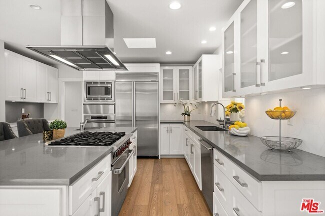 2400 S Beverly Dr in Los Angeles, CA - Building Photo - Building Photo