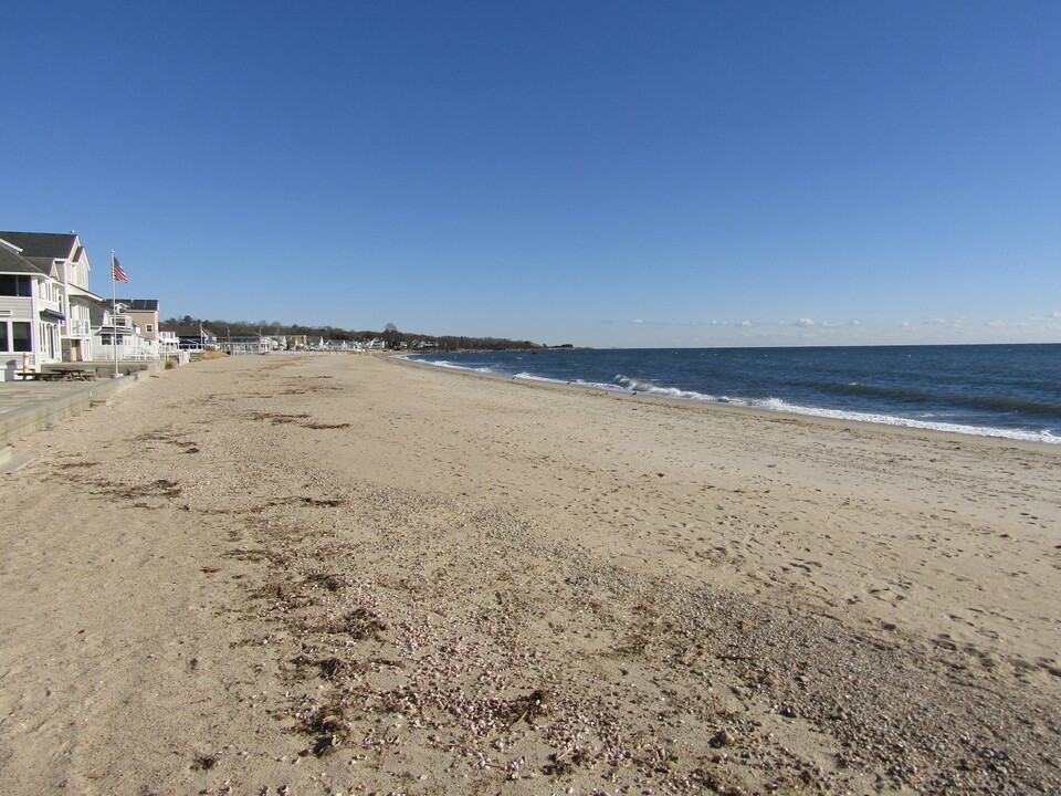 30 Pond Rd in Old Lyme, CT - Building Photo