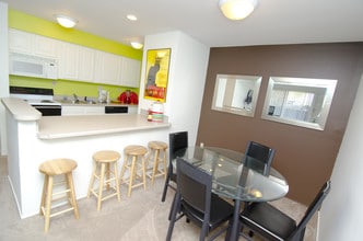 University Terrace Apartments in East Lansing, MI - Foto de edificio - Building Photo