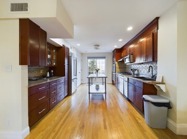 773 E 6th St, Unit 2l in Boston, MA - Foto de edificio - Building Photo