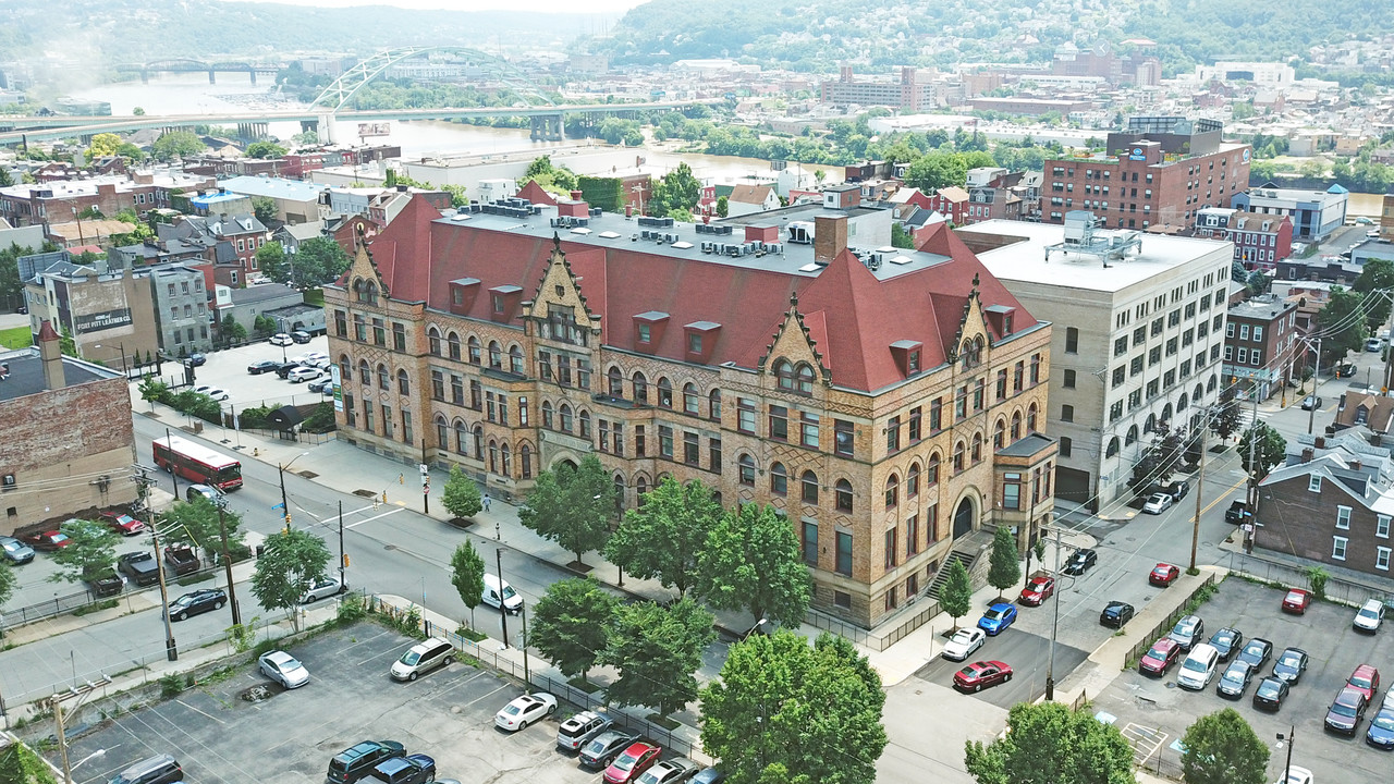 Fifth Avenue School Lofts in Pittsburgh, PA - Foto de edificio