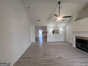 125 Galaxy Ave in Bonaire, GA - Foto de edificio - Building Photo