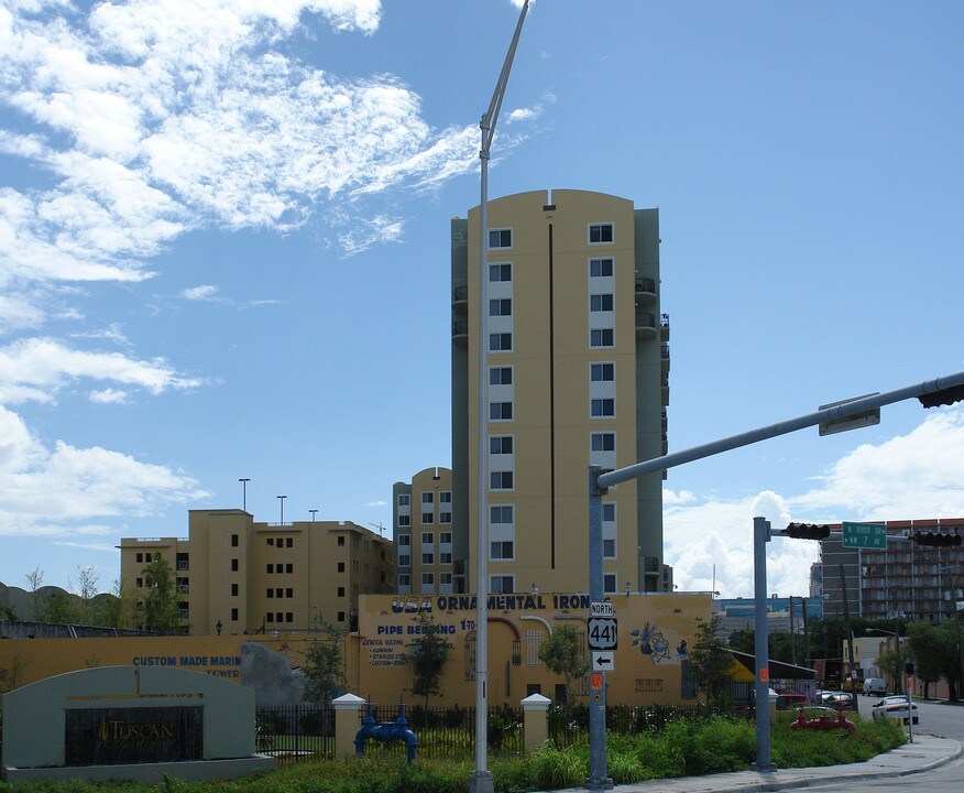 Tuscan Place in Miami, FL - Foto de edificio
