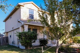 233 Waterloo Dr in Kyle, TX - Foto de edificio - Building Photo