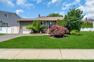 1544 Lake Shore Dr in Massapequa Park, NY - Building Photo - Building Photo