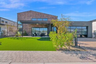 8430 S 10th Ln in Phoenix, AZ - Building Photo