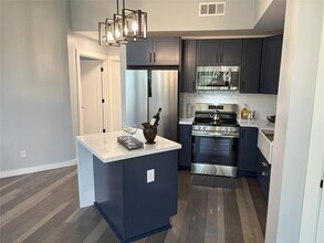 111 Dunbar Estates Dr-Unit -104 in Friendswood, TX - Foto de edificio - Building Photo
