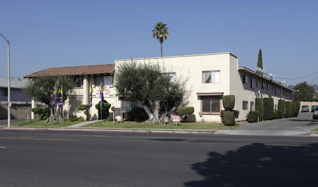 El Rancho Apartments in La Habra, CA - Foto de edificio - Building Photo