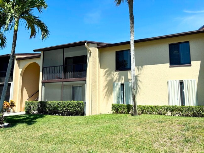 631 Sea Pine Way in Greenacres, FL - Building Photo - Building Photo