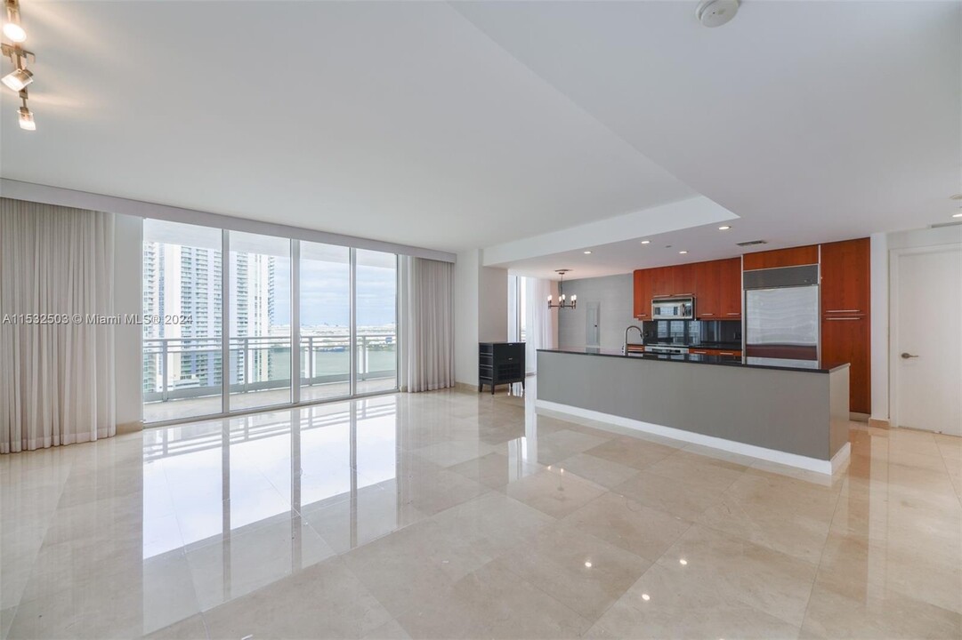 901 Brickell Key, Unit 2807 in Miami, FL - Building Photo