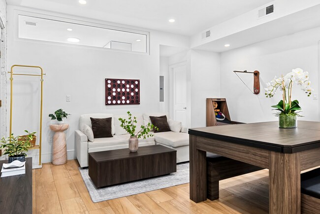 1566 Beacon St in Brookline, MA - Foto de edificio - Building Photo