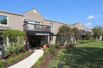 Willowbrook Apartment Homes in Willowbrook, IL - Building Photo - Building Photo