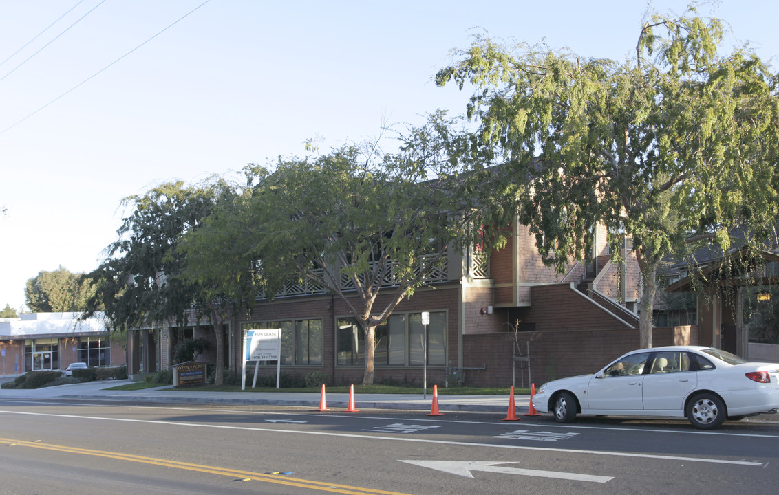 Loyola Plaza in Los Altos, CA - Foto de edificio