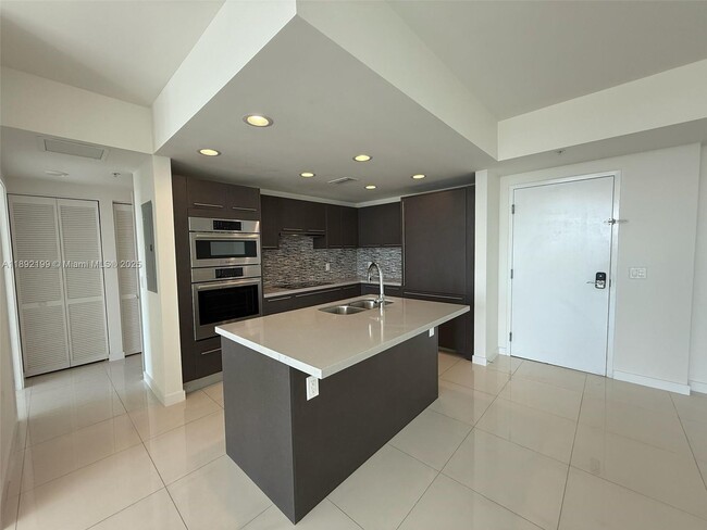 7825 NW 107th Ave in Doral, FL - Building Photo - Building Photo