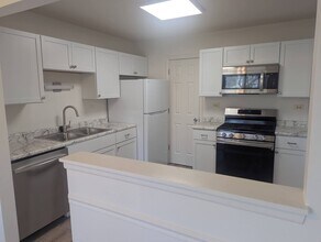 600 Eastview Ct in Schaumburg, IL - Building Photo - Building Photo