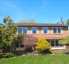 15 Cardinal Ct in Marlboro, NJ - Building Photo