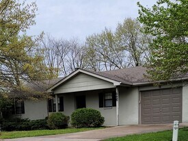 2002 Bridgewater Dr in Columbia, MO - Building Photo