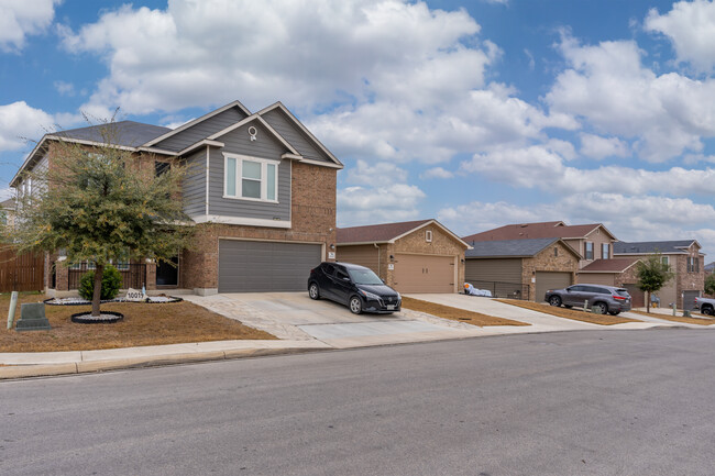 The Overlook at Medio Creek in San Antonio, TX - Building Photo - Building Photo