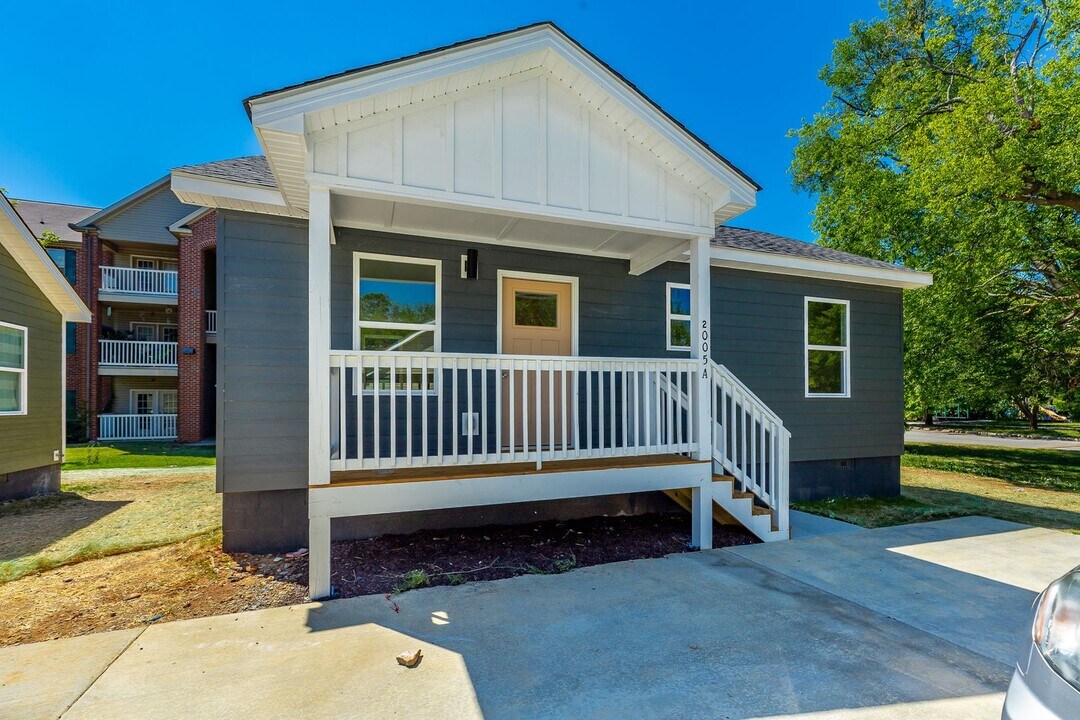 2005 S Lyerly St in Chattanooga, TN - Building Photo