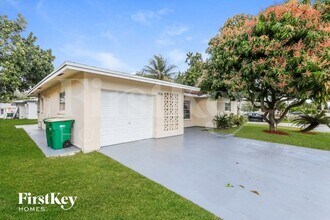 7401 NW 58th St in Tamarac, FL - Building Photo - Building Photo