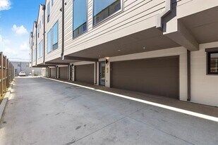 2107 N Garrett Ave in Dallas, TX - Building Photo