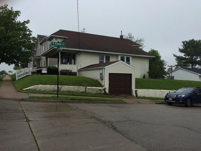 1905 Loras Blvd in Dubuque, IA - Building Photo - Building Photo