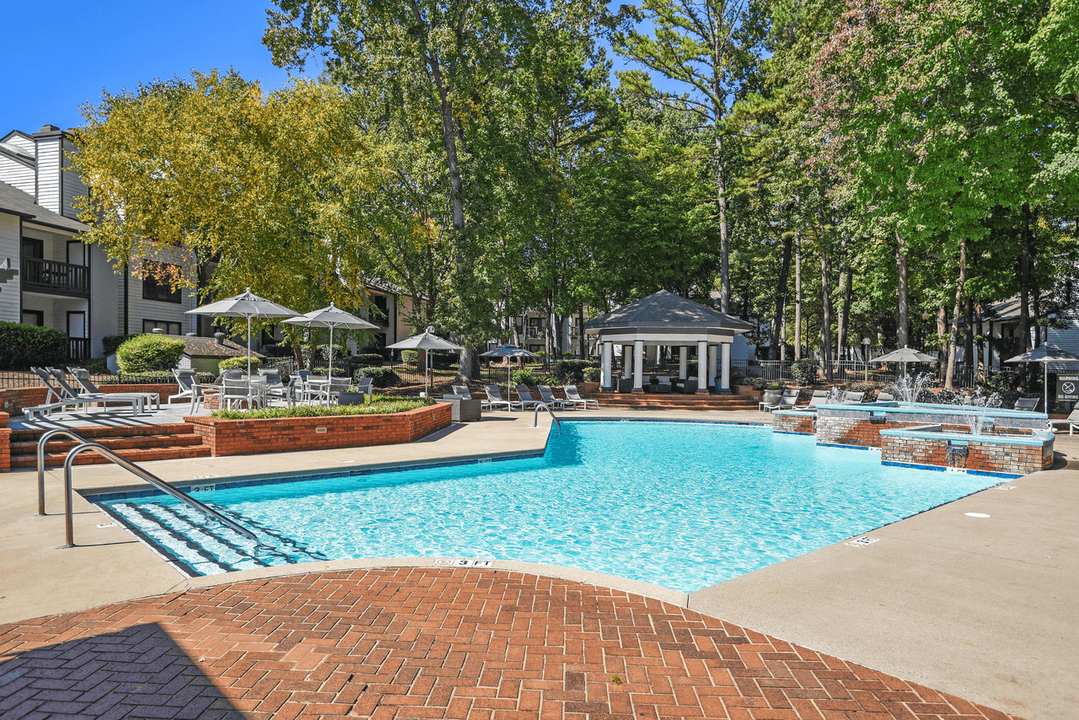 Paces Pointe Apartment Homes in Matthews, NC - Foto de edificio