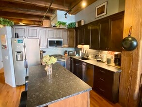 1250 W Van Buren St in Chicago, IL - Building Photo - Building Photo