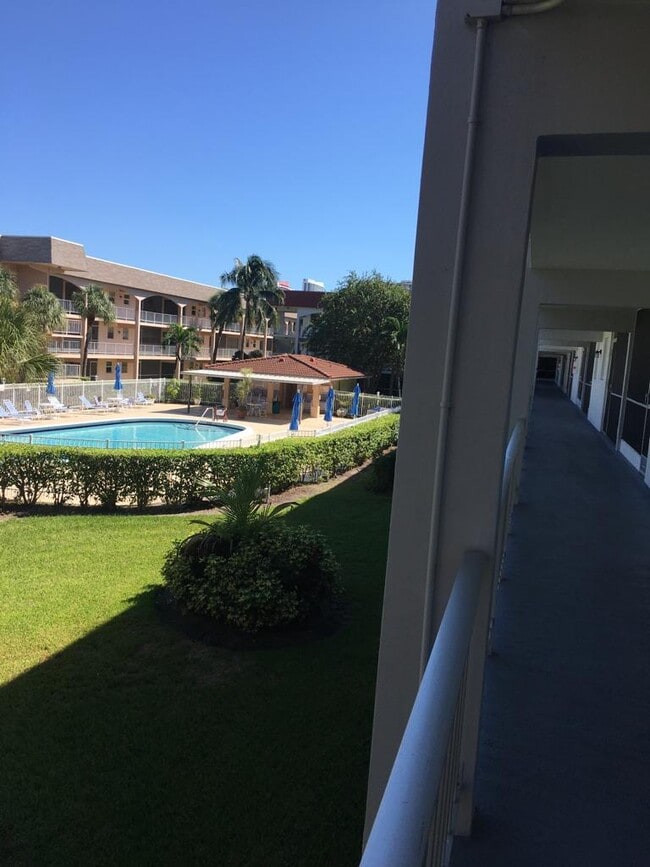 541 Blue Heron Dr, Unit 215 in Hallandale Beach, FL - Building Photo - Building Photo