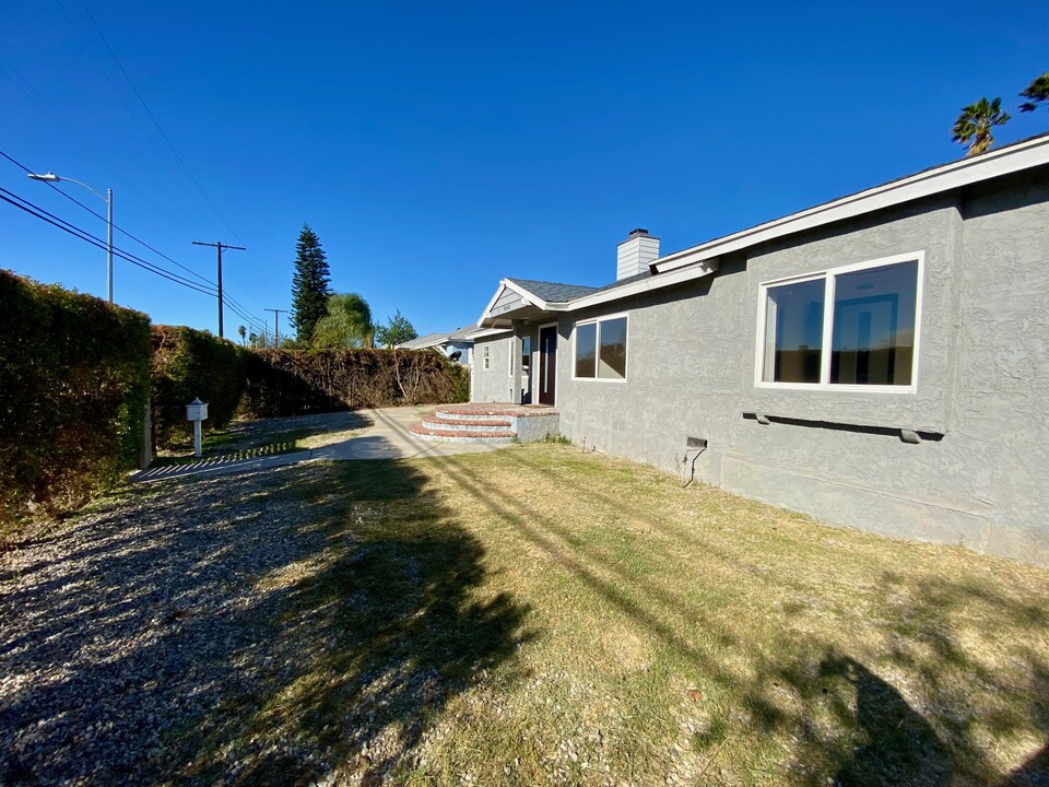 18543 Victory Blvd in Reseda, CA - Building Photo