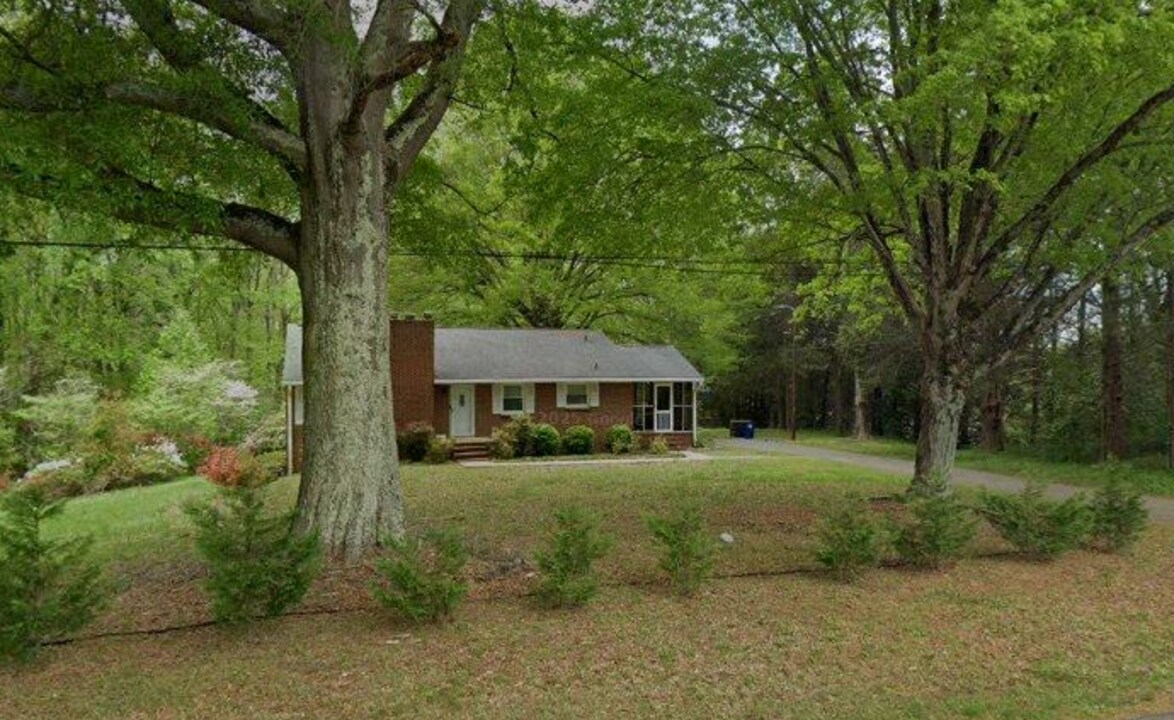 3860 Shattalon Dr in Winston-Salem, NC - Building Photo